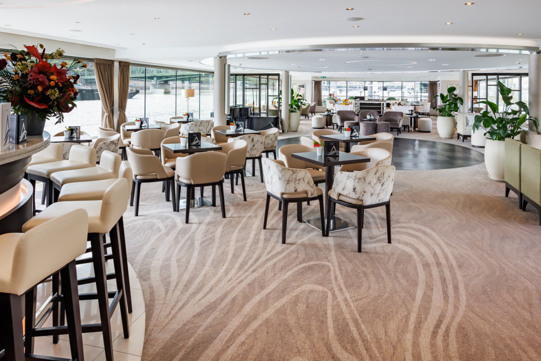 Panorama Lounge · dance floor & bar